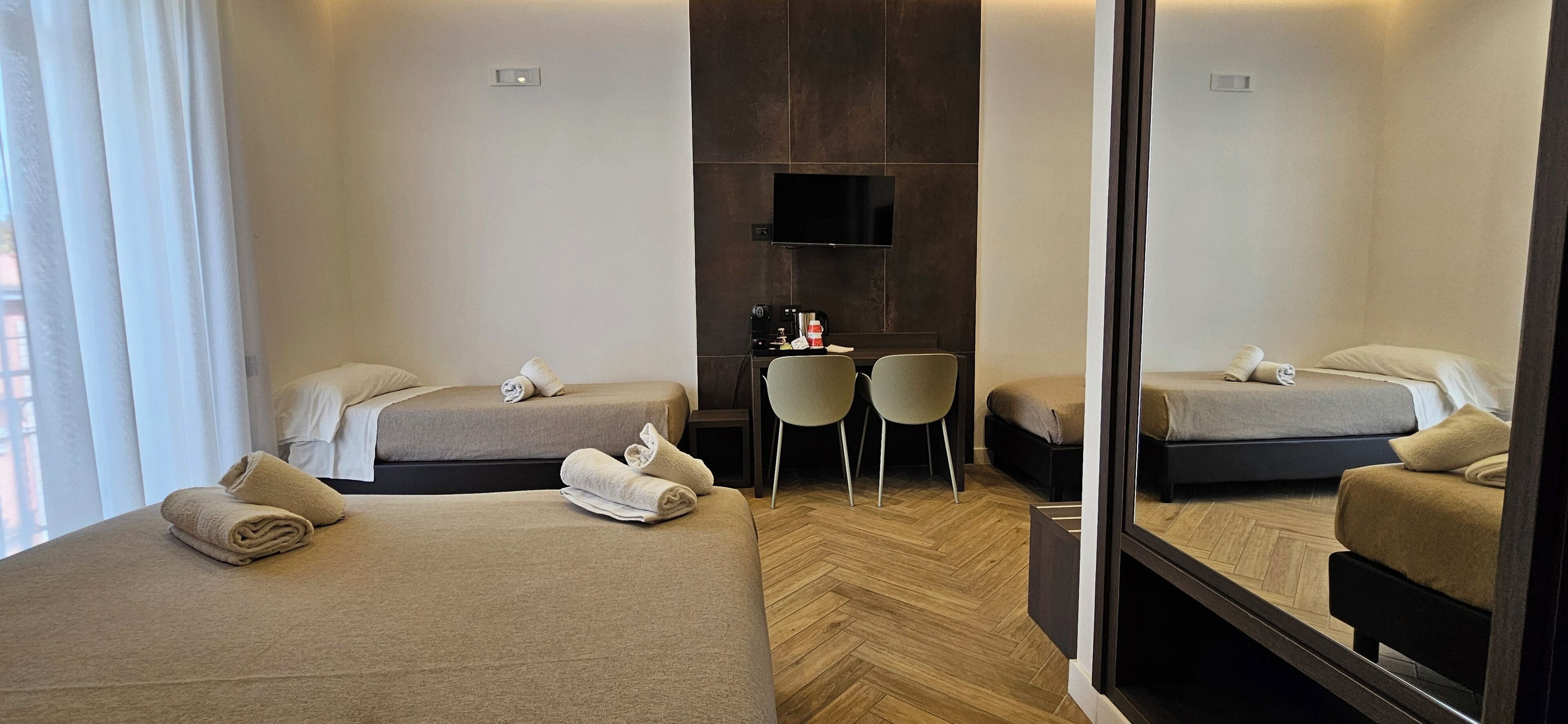 Deluxe-Vierbettzimmer | Allergikerbettwaren, Pillowtop-Betten, Schreibtisch
