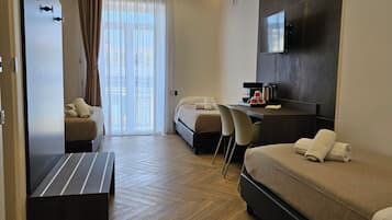 Chambre Quadruple Deluxe | Literie hypoallergénique, surmatelas, bureau