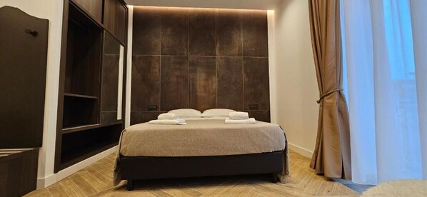 Habitación triple Deluxe | Ropa de cama hipoalergénica, camas con pillow-top y escritorio