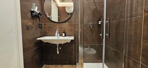 Deluxe driepersoonskamer | Badkamer | Een douche, een haardroger, een bidet, handdoeken