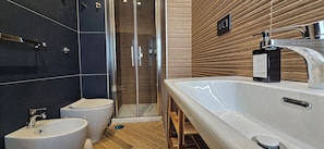 Habitación doble Deluxe | Baño | Regadera, secadora de cabello, bidet, toallas