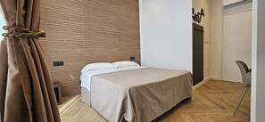 Deluxe Tek Büyük Yataklı Oda | Anti alerjik yatak takımı, yastık yüzeyli yatak, masa 