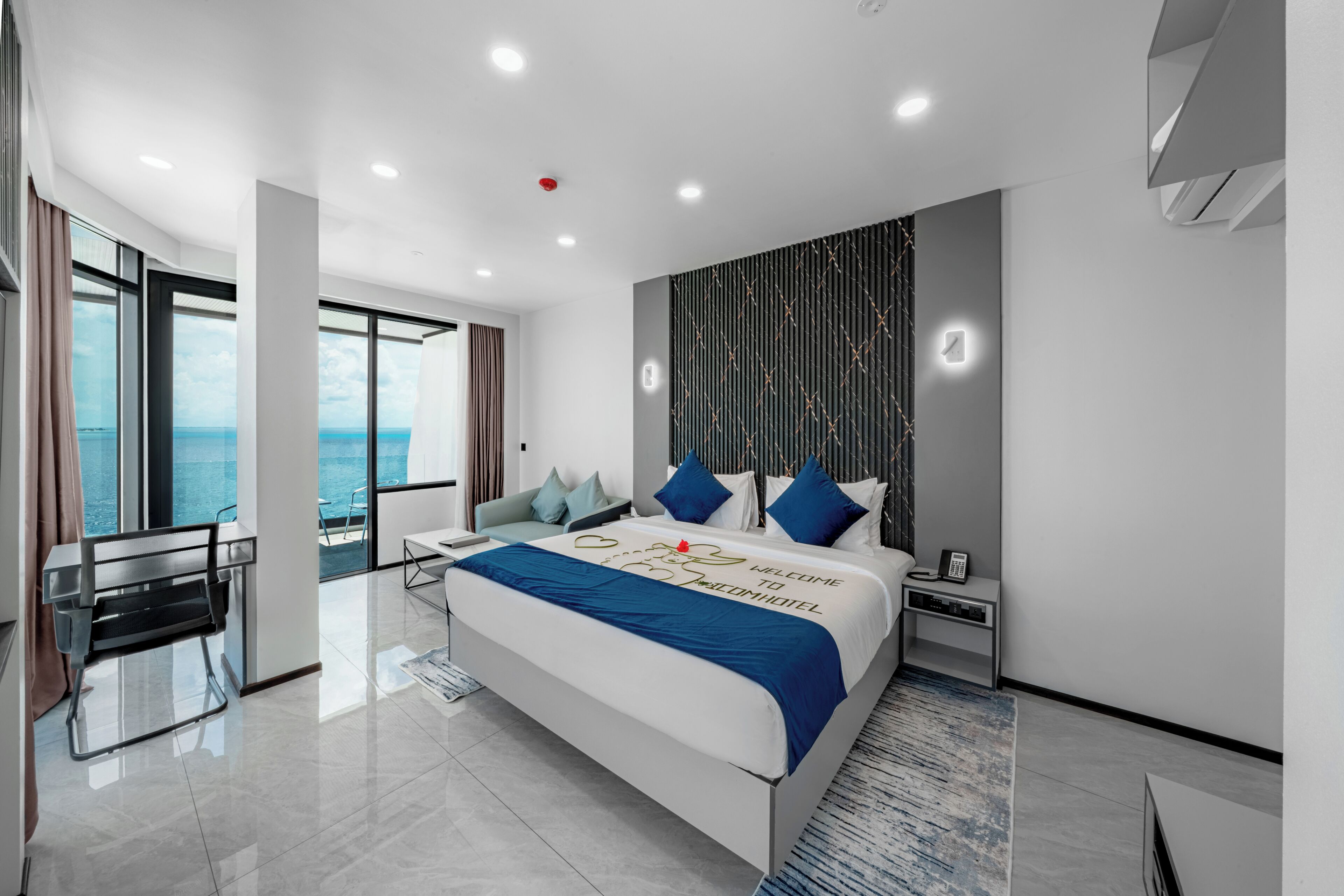 객실 내 금고, 책상, 노트북 작업 공간, 암막 커튼