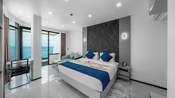 Brankas, meja kerja, ruang kerja ramah laptop, dan tirai kedap cahaya