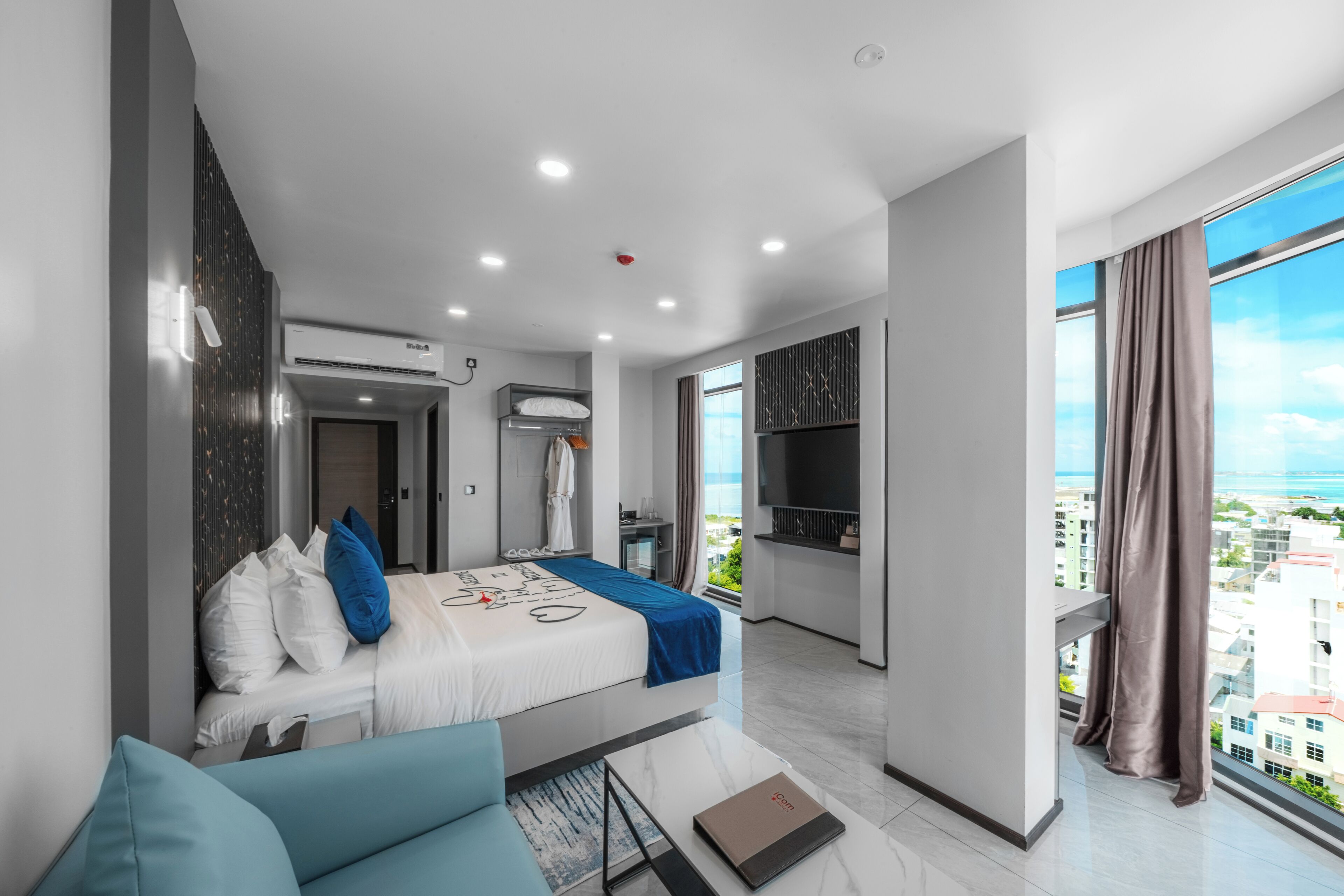 Zimmersafe, Schreibtisch, laptopgeeigneter Arbeitsplatz