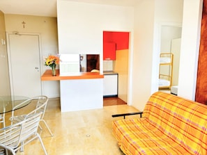 Appartement, 2 chambres, balcon, vue océan | Salle de séjour