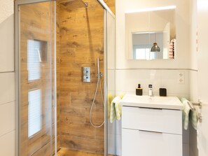 Shower, hair dryer, towels - Apartment 'Verschnuufeckli' with Balcony and Wi-Fi (Wehr)
