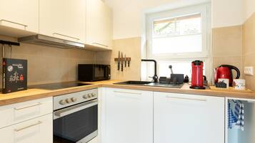 Refrigerador, microondas, horno y parrilla de estufa