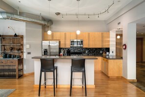 ثلاجة، ميكروويف، موقد طهي مسطح، غسالة أطباق