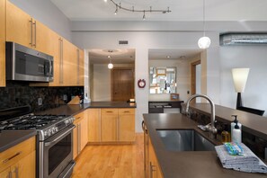 Kühlschrank, Mikrowelle, Herdplatte, Geschirrspüler