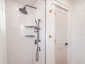 Douche, séchoir à cheveux, serviettes fournies