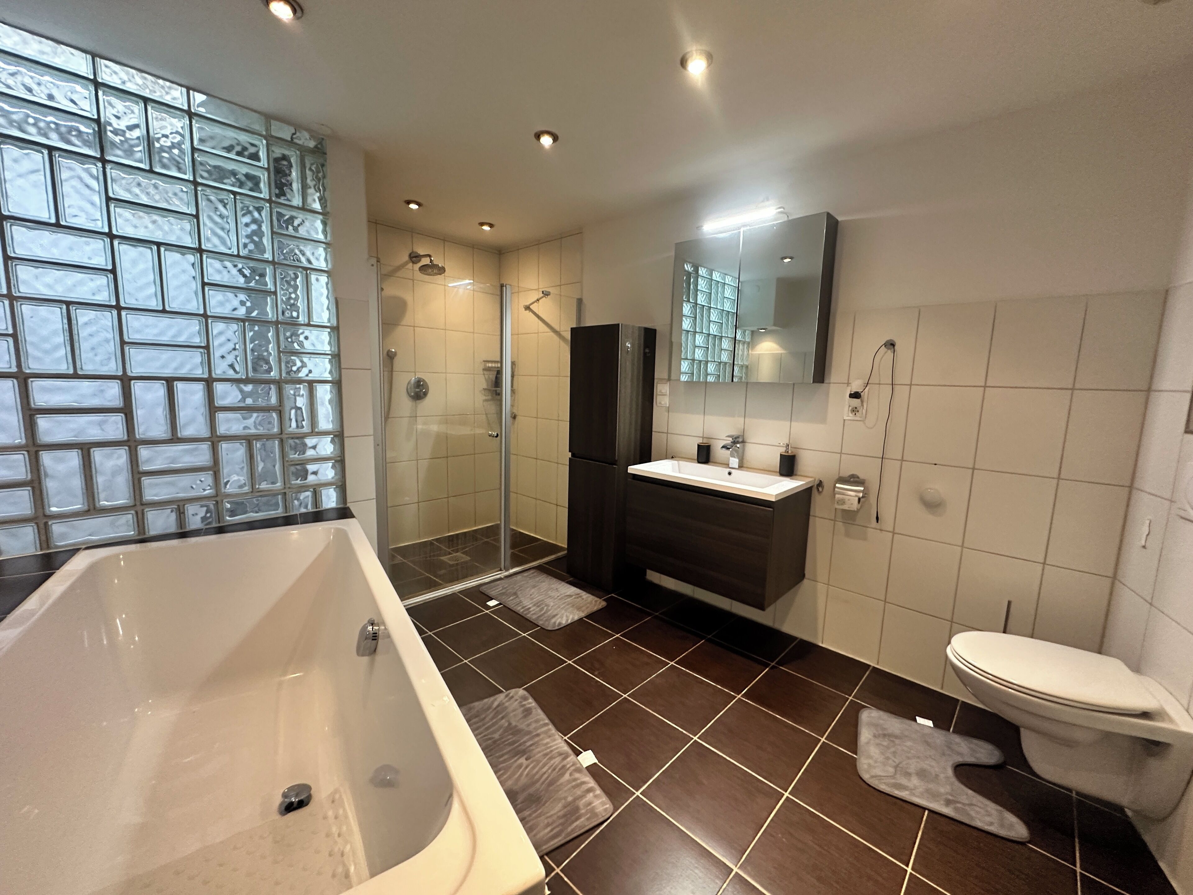 Douche, serviettes fournies, savon, papier toilette