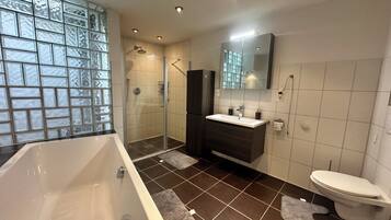 Douche, serviettes fournies, savon, papier toilette