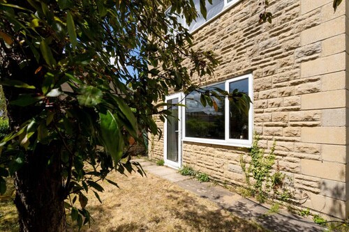 West Oxfordshire Flat w/Parking | Sleeps 3