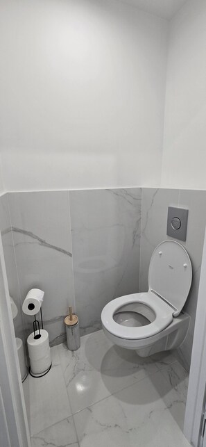 Dusch, handdukar, tvål och toalettpapper