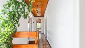 A hallway with a wooden bench, a ceiling fan, and a view of the outdoors. - Shiroka Stays 3 in Shkod r (Shkodër)