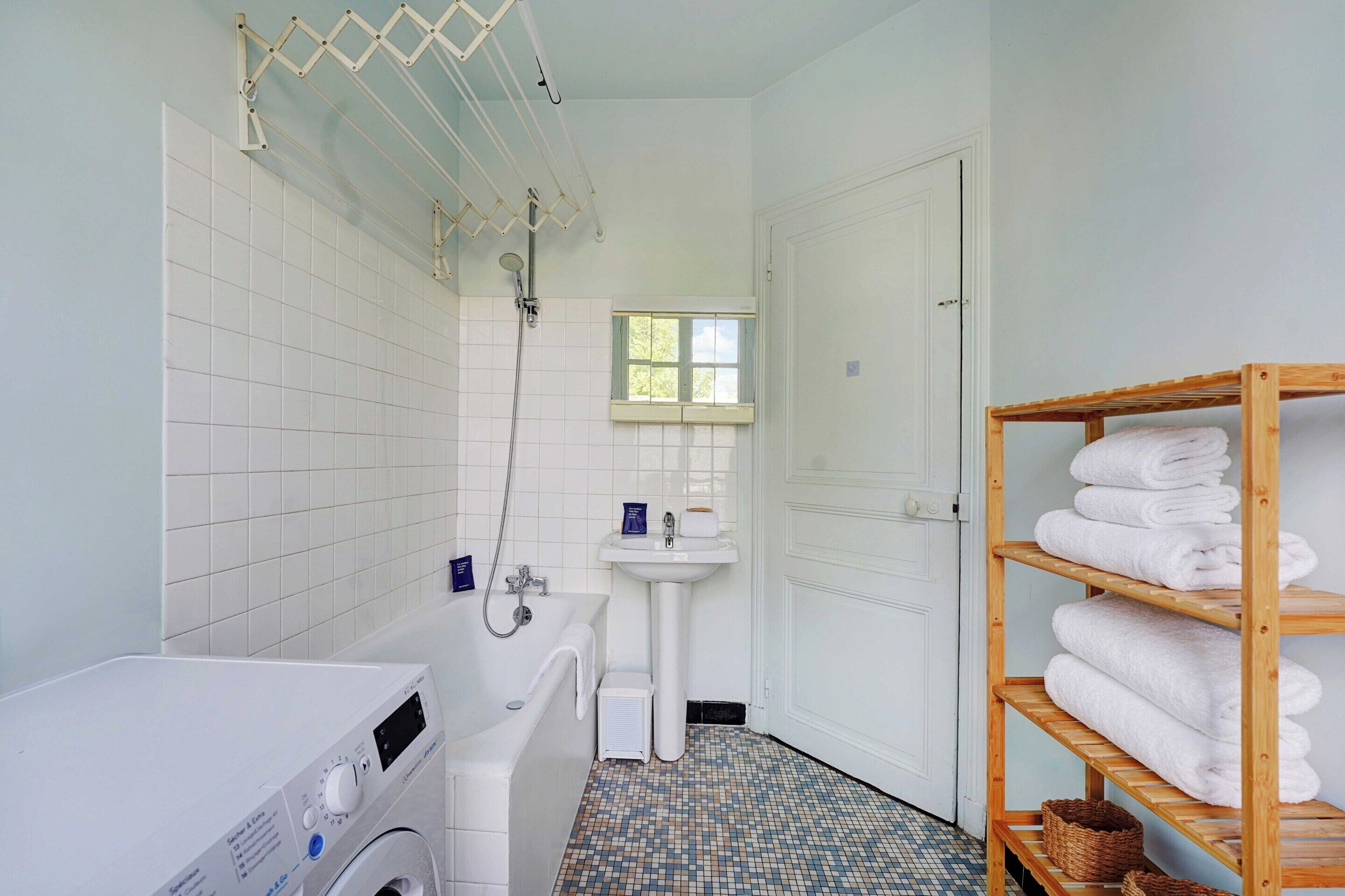 Apartment | Badezimmer | Badewanne, Haartrockner, Handtücher, Shampoo