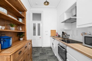 冷蔵庫、電子レンジ、オーブン、コンロ