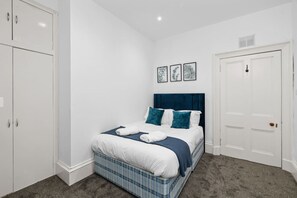 アイロン / アイロン台、WiFi (無料)、ベッドシーツ