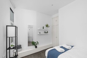 Tabla de planchar con plancha, wifi gratis y ropa de cama