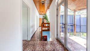 A hallway with a wooden ceiling, a plant, and a view of the outside. - Shiroka Stays 2 in Shkod r (Shkodër)