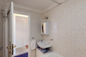 Sèche-cheveux, serviettes fournies, papier toilette