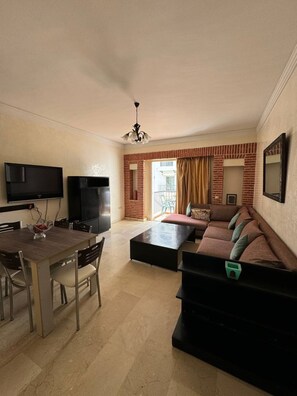 Apartment, 1 Bedroom, Accessible, Smoking | Living room