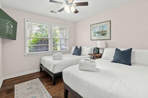 2 slaapkamers, een strijkplank/strijkijzer, internet, beddengoed