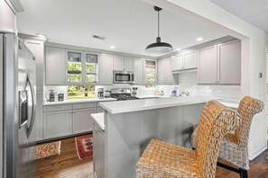 Fridge, microwave, oven, stovetop - Remleys Row- mins to Shem Creek and dtwn chs (Mount Pleasant)