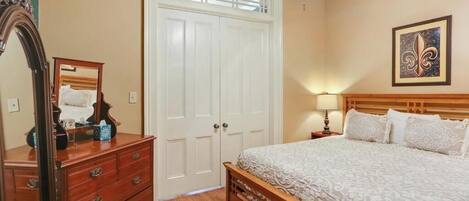 1 habitación, tabla de planchar con plancha, wifi gratis y ropa de cama