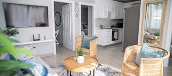 Cosy 2 bedroom Private Cottage
Salt water pool, pool table, DSTV