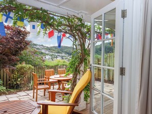 Outdoor dining - The Porthole (Plymouth)
