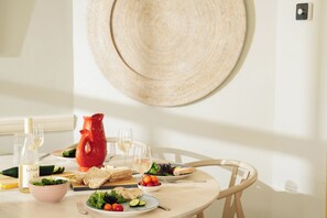 Cottage | Dining - The Porthole (Plymouth)