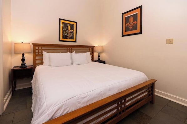1 slaapkamer, een strijkplank/strijkijzer, gratis wifi, beddengoed