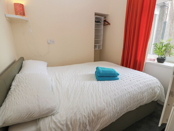 Individually decorated, individually furnished, free WiFi - Cosy In (Isle of Cumbrae)