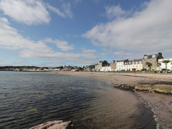 بالقرب من الشاطئ