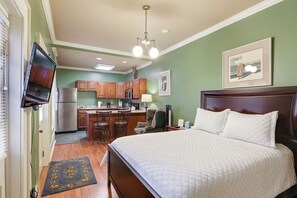 1 slaapkamer, een strijkplank/strijkijzer, gratis wifi, beddengoed