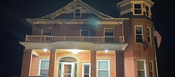 Lovely 1 bedroom suite in Historic La Junta home- cozy, clean & convenient stay