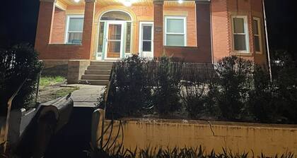 Lovely 1 bedroom suite in Historic La Junta home- cozy, clean & convenient stay