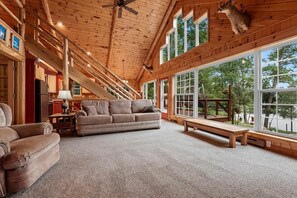 Smart TV, fireplace, ping pong, computer monitors - Private beach house in charming Pound on a clear, sandy full rec lake (Pound)