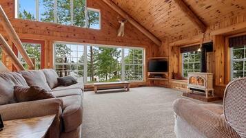 Smart TV, fireplace, table tennis, computer monitors