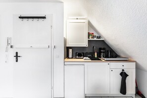 Kühlschrank, Herdplatte, Wasserkocher mit Kaffee-/Teezubehör