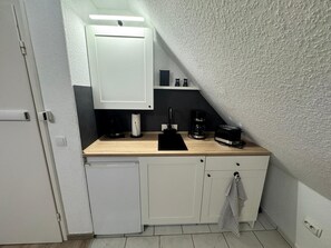 Kühlschrank, Herdplatte, Wasserkocher mit Kaffee-/Teezubehör