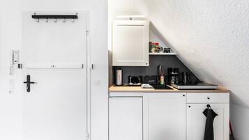 Jääkaappi, liesi, kahvin-/teenkeitin, vedenkeitin