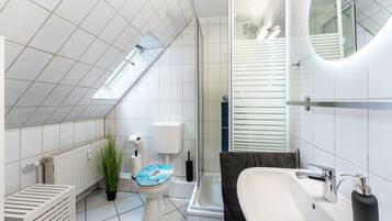 Douche, sĂšche-cheveux, serviettes fournies