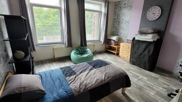 2 quartos, ferros/tábuas de passar roupa, acesso à internet