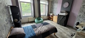 Strykjärn/strykbräda, internet och sängkläder