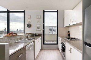 ثلاجة، فرن، موقد طهي مسطح، غسالة أطباق