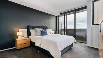 2 bedrooms, desk, iron/ironing board, WiFi