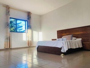 5 habitaciones, tabla de planchar con plancha y acceso a internet